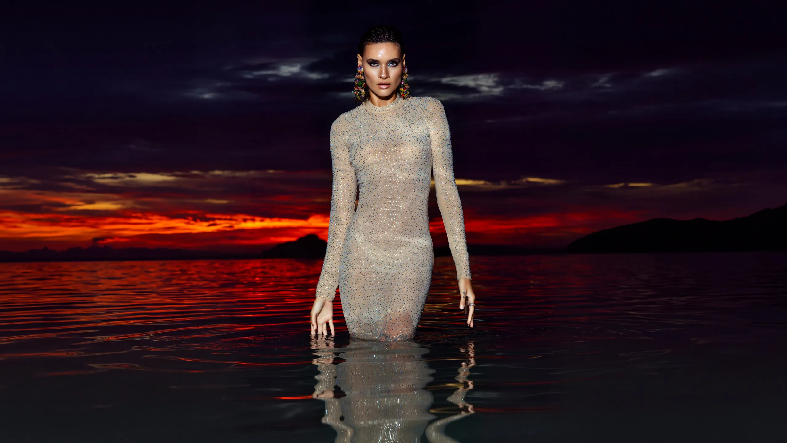 Model im Meer bei Sonnenuntergang, Cape Town